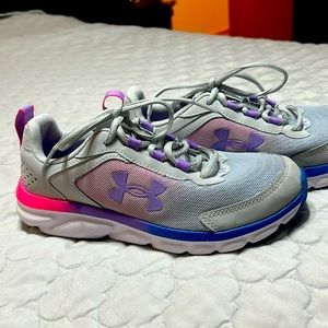 Under armor girls shoes sneakers size 4 Youth 4y